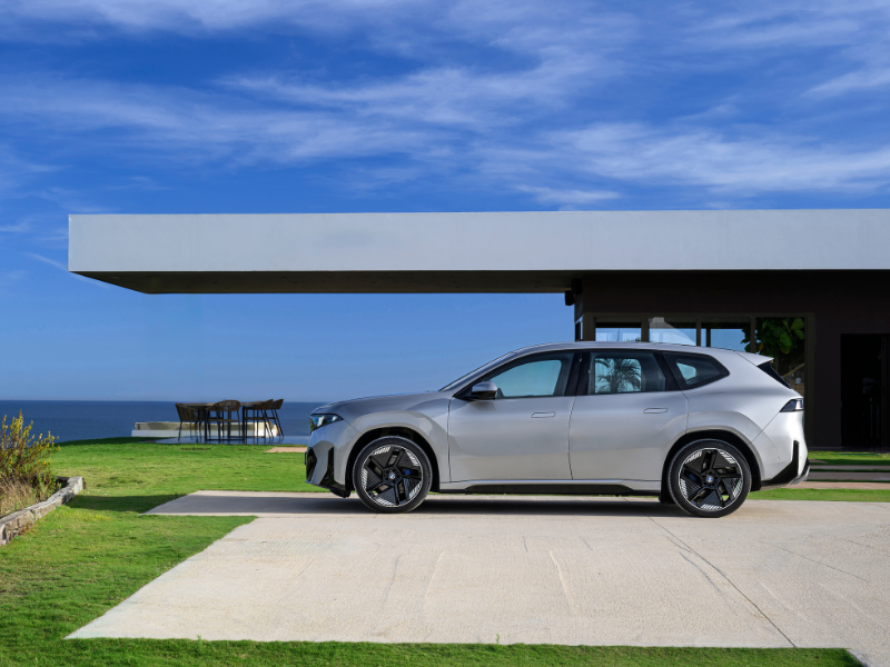 BMW iX3の充電シーンとEVライフのイメージ