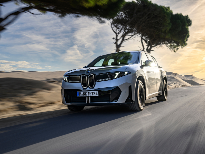 BMW iX3のコックピットとインテリアのイメージ