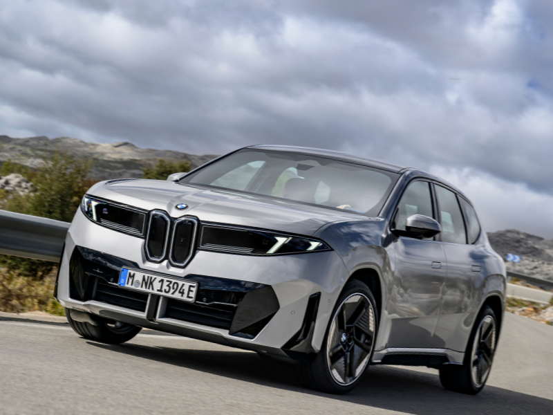 走行するBMW iX3のイメージ