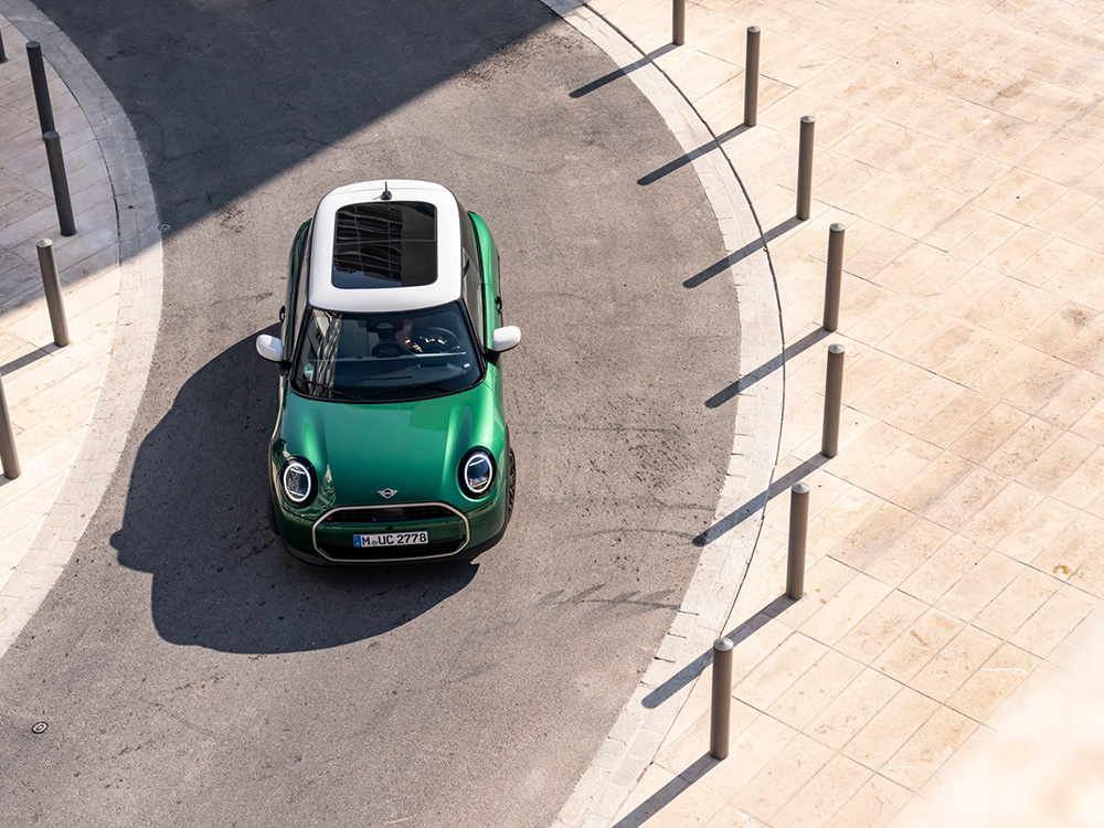MINI COOPER 5-DOOR 都市部での走行イメージ