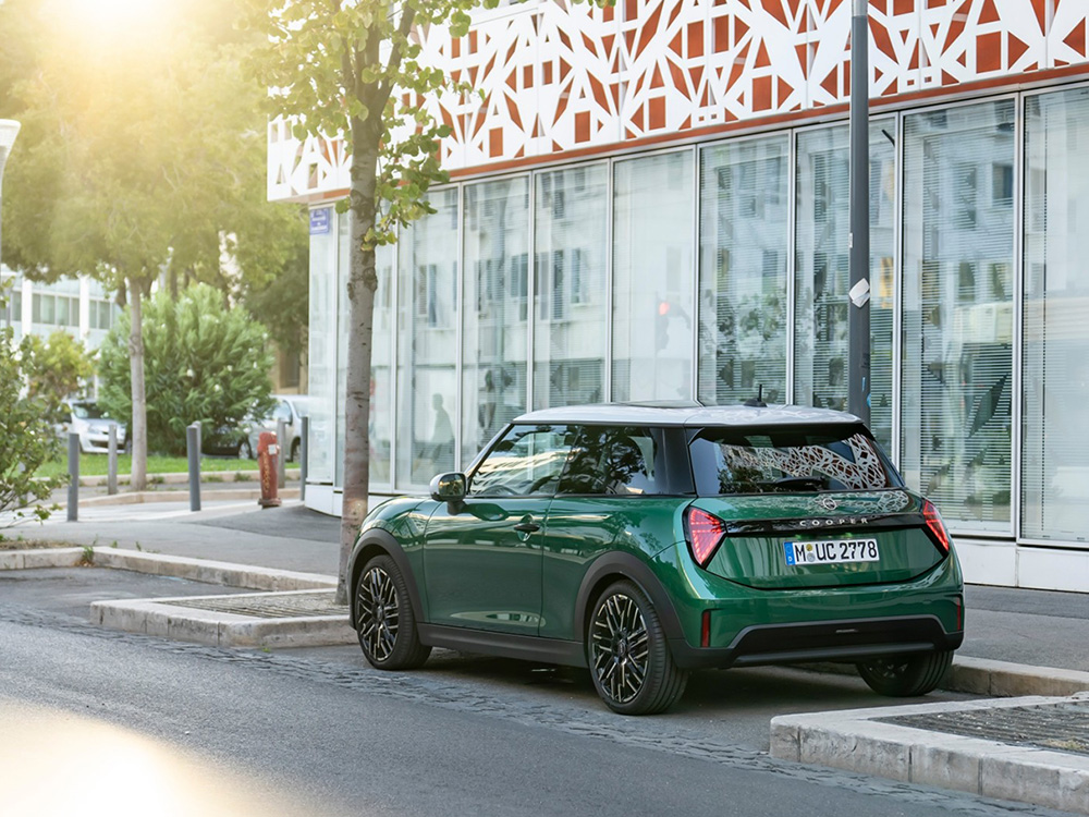 MINI COOPER 駐車支援機能と安全サポートのイメージ