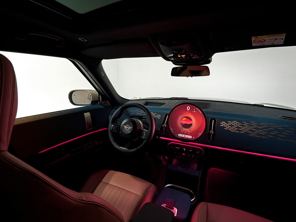 MINI COUNTRYMAN 円形有機ELディスプレイとデジタルインテリア