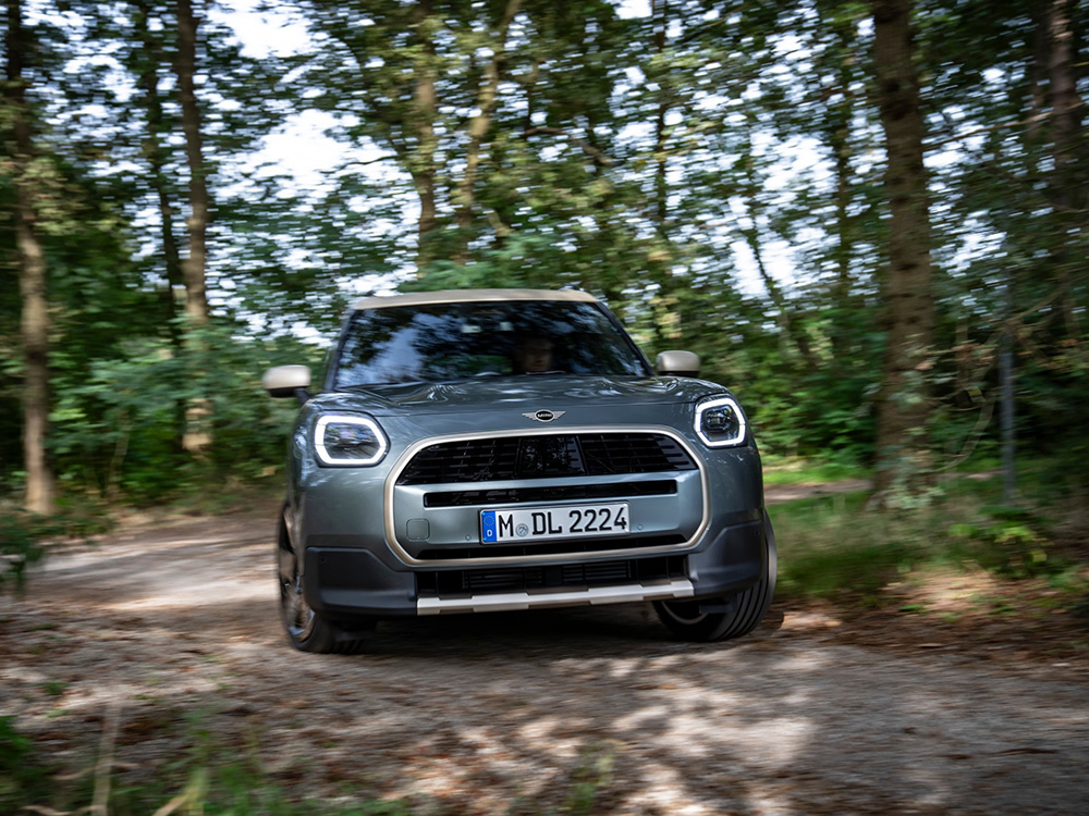 MINI COUNTRYMAN 多彩なパワートレインとALL4のイメージ