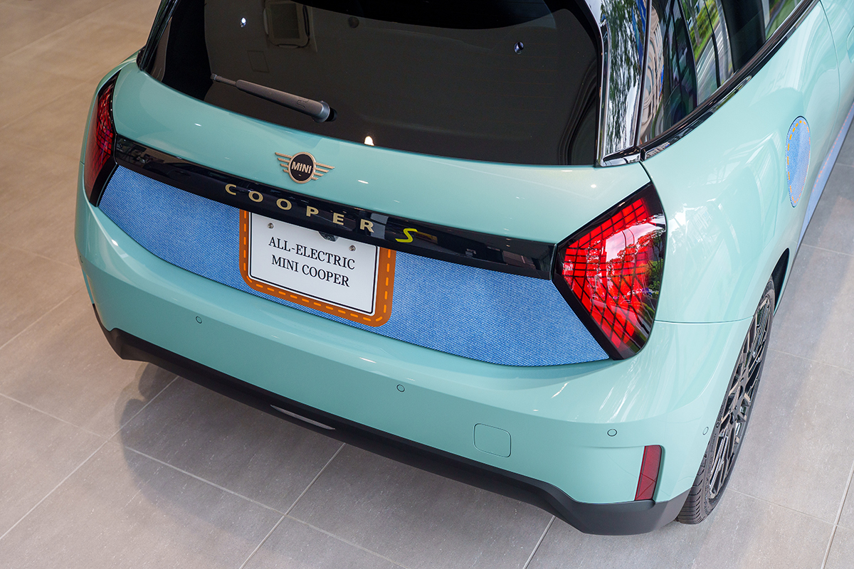 ALL-ELECTRIC MINI COOPER DENIM PACKAGEの後ライセンスプレートまわりのデニム調ラッピング