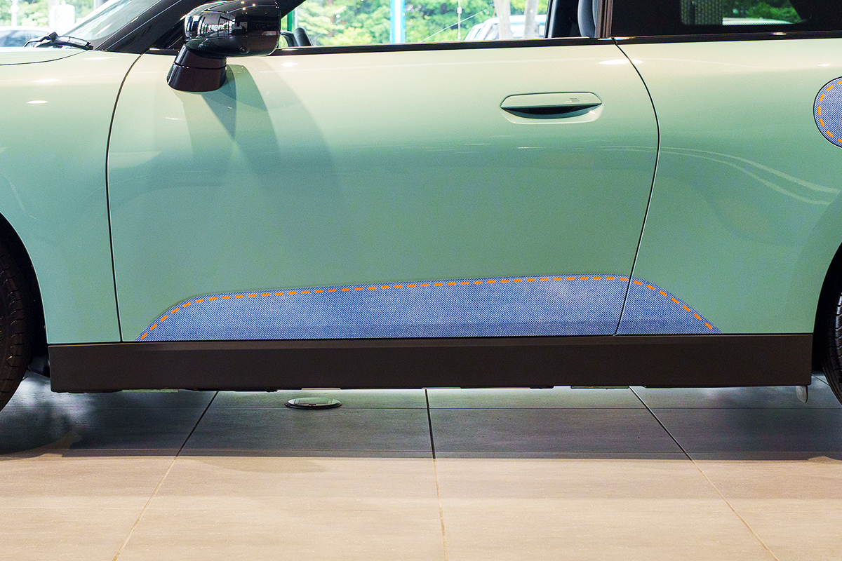 ALL-ELECTRIC MINI COOPER DENIM PACKAGEのドアパネル下部のデニム調ラッピング