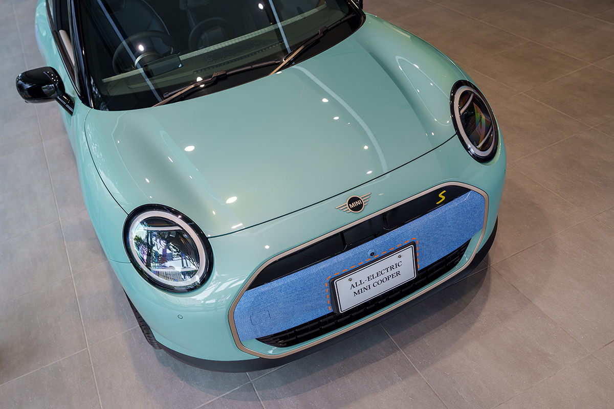 ALL-ELECTRIC MINI COOPER DENIM PACKAGEの前ライセンスプレートまわりのデニム調ラッピング