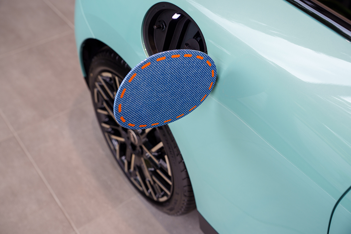 ALL-ELECTRIC MINI COOPER DENIM PACKAGEのソケットカバーのデニム調ラッピング