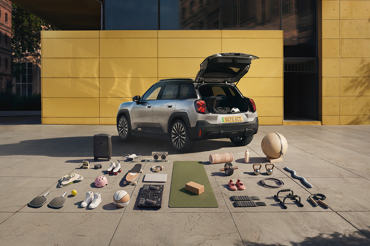 MINI COUNTRYMANに荷物を積んで夏の週末に出かけるイメージ